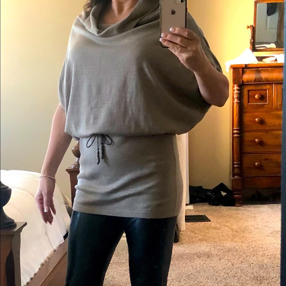 EMU 3/4 length top worn with leggings or jeans